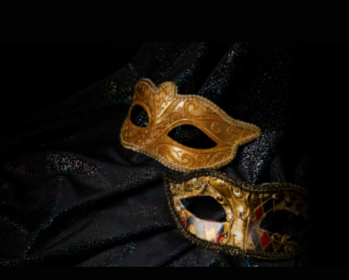 Masques vénitiens dorés représentant le mystère et la transformation en couple